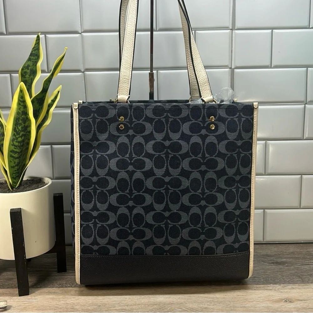 COACH C2823 TALL DEMPSEY CARRYALL SIGNATURE C WITH COACH PATCH & WRISTLET! - Picture 2 of 16